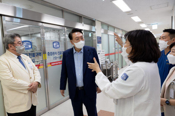 윤석열 대통령이 4일 경기도 한 권역응급의료센터를 찾아 응급 의료 현장을 둘러보고 있다.  2024.9.4. 대통령실 제공
