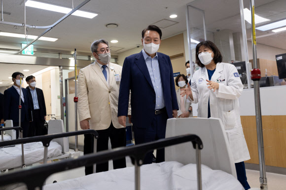 윤석열 대통령이 4일 오후 경기도 한 권역의료응급센터를 찾아 응급 의료 현장에 대한 설명을 듣고 있다. 2024.9.4. 대통령실 제공