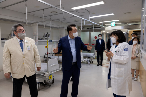 윤석열 대통령이 4일 경기도 한 권역응급의료센터를 찾아 응급 의료 현장 점검을 하고 있다. 2024.9.4. 대통령실 제공
