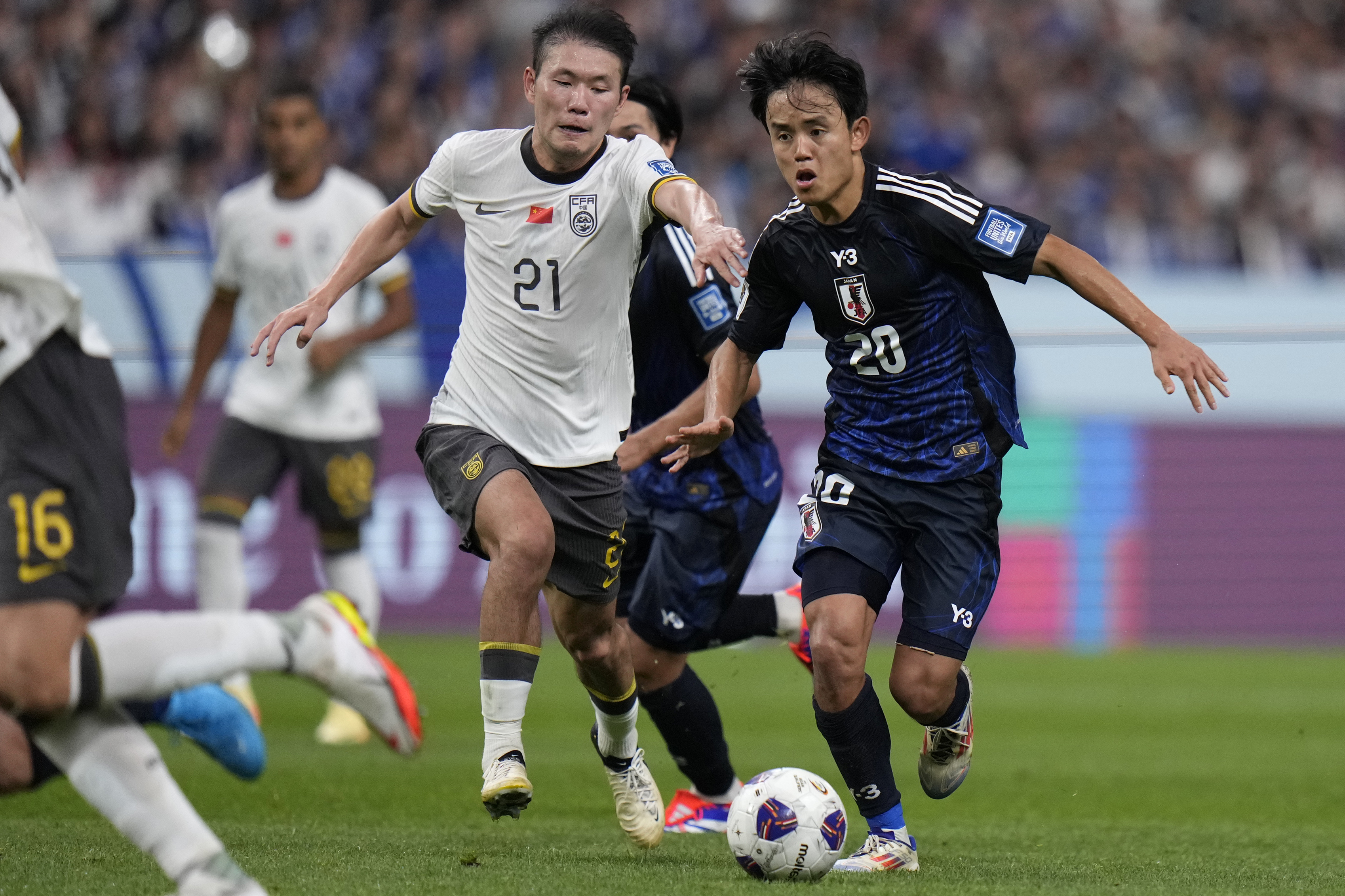 일본 남자축구 국가대표 구보 다케후사가 5일 일본 사이타마현의 사이타마 스타디움에서 열린 2026 북중미월드컵 아시아 지역 3차 예선 C조 1차전 중국과의 홈 경기에서 드리블하고 있다. AP 연합뉴스