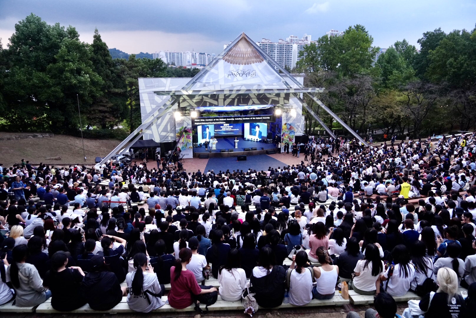 6일 오후 광주시 북구 중외공원 야외공연장에서 ‘제15회 광주비엔날레 개막식’이 열렸다. 광주비엔날레는 7일부터 12월 1일까지 86일 간 진행된다. 광주광역시 제공