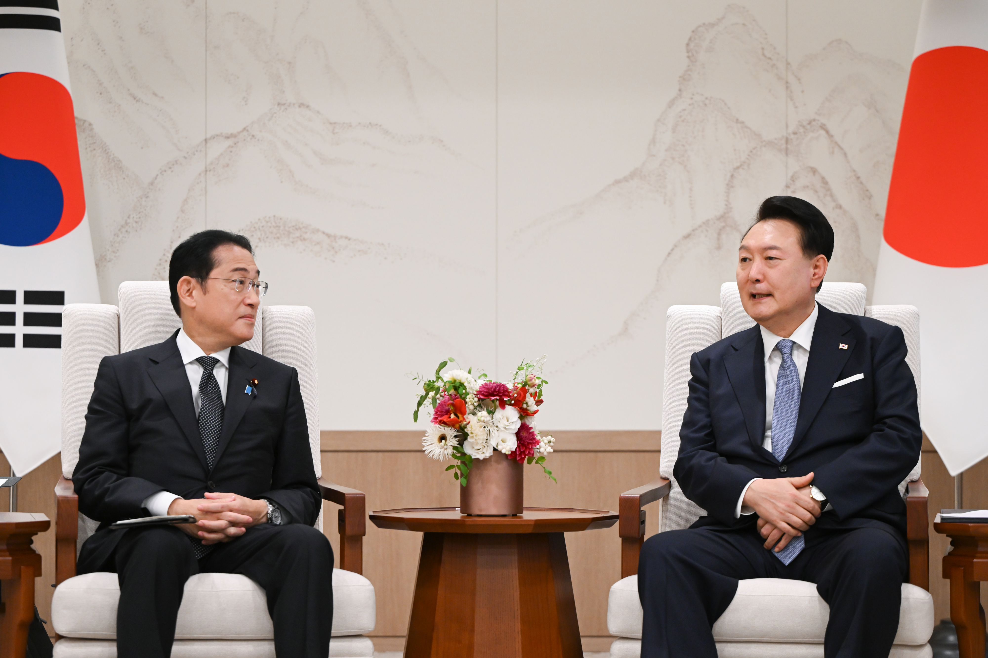 윤석열 대통령, 기시다 후미오 일본 총리와 소인수 회담