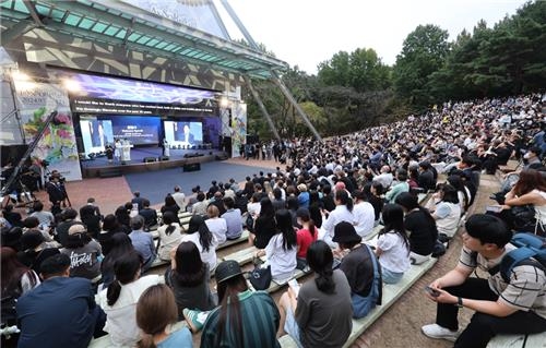 6일 오후 광주 북구 중외공원 야외공연장에서 제15회 광주비엔날레 개막식이 열리고 있다. 뉴시스 제공