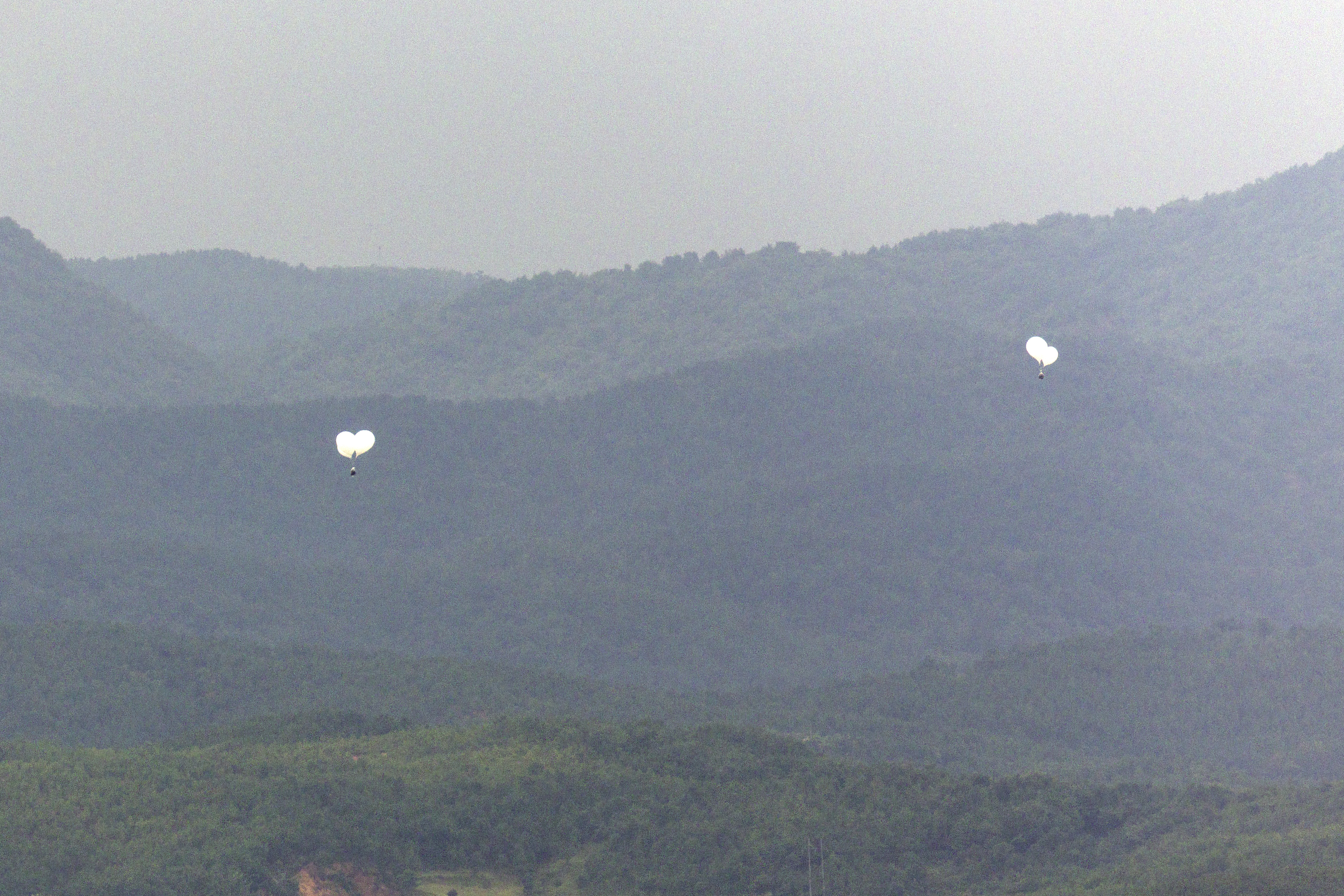 5일 오전 경기 파주시 오두산 통일전망대에서 바라본 북한 황해북도 개풍군에서 쓰레기 풍선이 떠오르고 있다. 2024.9.5 연합뉴스