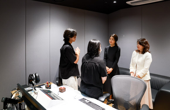 김건희 여사와 기시다 유코 여사가 6일 서울 시내의 한 K-pop 엔터테인먼트사를 방문해 녹음실에서 작업을 마친 프로듀서와 인사하고 있다.  윤석열 대통령과 기시다 후미오 일본 총리의 한일 정상회담에 맞춰 두 여사는 친교 일정으로 ‘한국과 일본을 잇는 K-pop 현장 방문’을 함께 했다.  2024.9.7   대통령실 제공