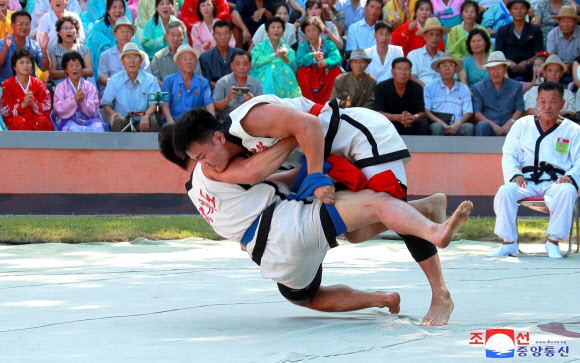 북한에서 지난 5~6일 평양 릉라도 민족씨름경기장에서 제19차 대황소상 전국민족씨름경기가 열렸다고 조선중앙통신이 7일 보도했다. 2024.9.7  평양 조선중앙통신·연합뉴스