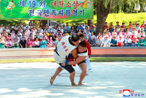 북한에서 지난 5~6일 평양 릉라도 민족씨름경기장에서 제19차 대황소상 전국민족씨름경기가 열렸다고 조선중앙통신이 7일 보도했다. 2024.9.7  평양 조선중앙통신·연합뉴스