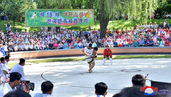 북한에서 지난 5~6일 평양 릉라도 민족씨름경기장에서 제19차 대황소상 전국민족씨름경기가 열렸다고 조선중앙통신이 7일 보도했다. 2024.9.7  평양 조선중앙통신·연합뉴스