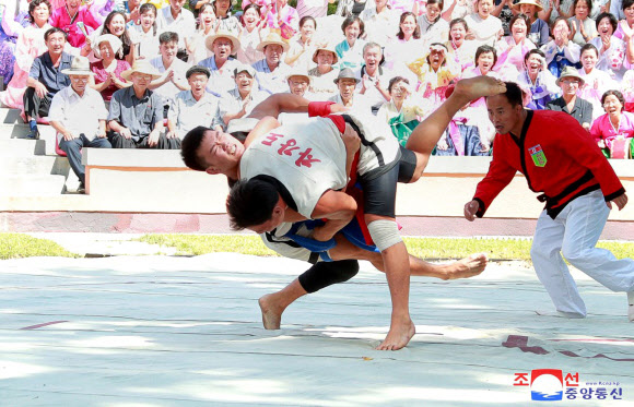 북한에서 지난 5~6일 평양 릉라도 민족씨름경기장에서 제19차 대황소상 전국민족씨름경기가 열렸다고 조선중앙통신이 7일 보도했다. 2024.9.7  평양 조선중앙통신·연합뉴스