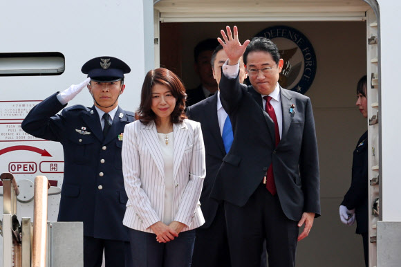 방한 일정을 마친 기시다 후미오 일본 총리가 부인 유코 여사와 함께 7일 오전 경기도 성남시 서울공항에서 전용기에 오르며 환송 인사를 향해 손을 흔들고 있다. 2024.9.7 연합뉴스