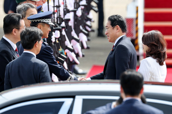 방한 일정을 마친 기시다 후미오 일본 총리가 7일 오전 경기도 성남시 서울공항에 도착해 환송 인사와 악수하고 있다. 2024.9.7 연합뉴스