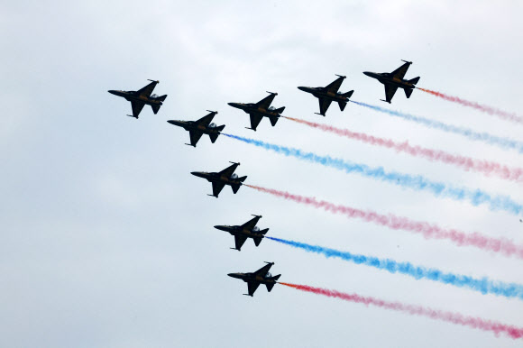 7일 오전 광주 광산구 제1전투비행단에서 열린 공군 창군 75주년 기념행사 스페이스 챌린지 in 광주가 열린 가운데 공군 특수비행팀 블랙이글스가 에어쇼를 선보이고 있다. 2024.9.7  연합뉴스