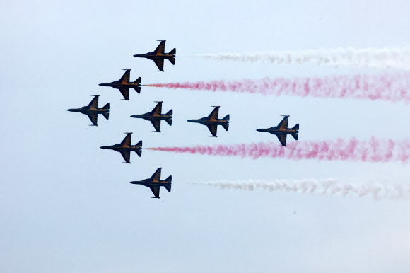 7일 오전 광주 광산구 제1전투비행단에서 열린 공군 창군 75주년 기념행사 스페이스 챌린지 in 광주가 열린 가운데 공군 특수비행팀 블랙이글스가 에어쇼를 선보이고 있다. 2024.9.7  연합뉴스