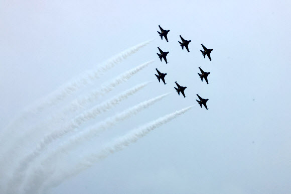 7일 오전 광주 광산구 제1전투비행단에서 열린 공군 창군 75주년 기념행사 스페이스 챌린지 in 광주가 열린 가운데 공군 특수비행팀 블랙이글스가 에어쇼를 선보이고 있다. 2024.9.7  연합뉴스