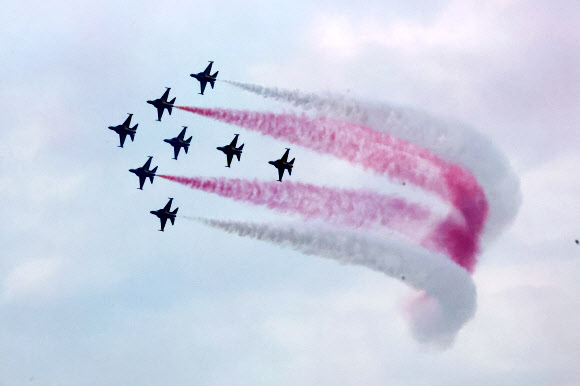 7일 오전 광주 광산구 제1전투비행단에서 열린 공군 창군 75주년 기념행사 스페이스 챌린지 in 광주가 열린 가운데 공군 특수비행팀 블랙이글스가 에어쇼를 선보이고 있다. 2024.9.7  연합뉴스