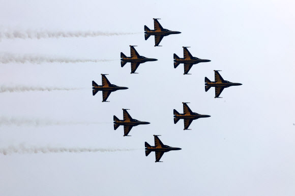 7일 오전 광주 광산구 제1전투비행단에서 열린 공군 창군 75주년 기념행사 스페이스 챌린지 in 광주가 열린 가운데 공군 특수비행팀 블랙이글스가 에어쇼를 선보이고 있다. 2024.9.7  연합뉴스