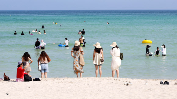 폭염특보가 발효 중인 7일 제주레저힐링축제가 열리는 제주시 조천읍 함덕해수욕장에서 피서객들이 물놀이하며 더위를 식히고 있다. 2024.9.7  연합뉴스