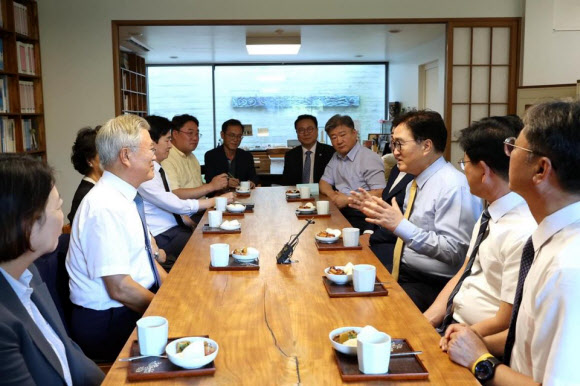 우원식 국회의장이 7일 경남 양산 평산마을에서 문재인 전 대통령을 예방해 대화하고 있다. 2024.9.7  우원식 국회의장 페이스북 캡처