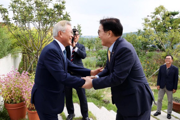 우원식 국회의장이 7일 경남 양산 평산마을에서 문재인 전 대통령을 만나 악수하고 있다. 2024.9.7  우원식 국회의장 페이스북 캡처