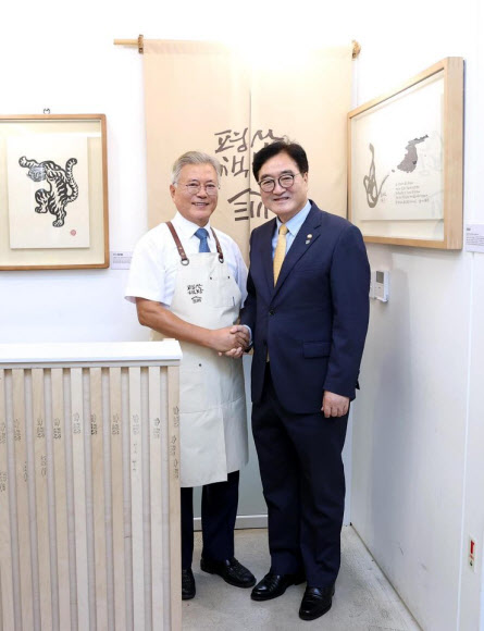 우원식 국회의장이 7일 경남 양산 평산책방에서 문재인 전 대통령과 악수하고 있다. 2024.9.7  우원식 국회의장 페이스북 캡처