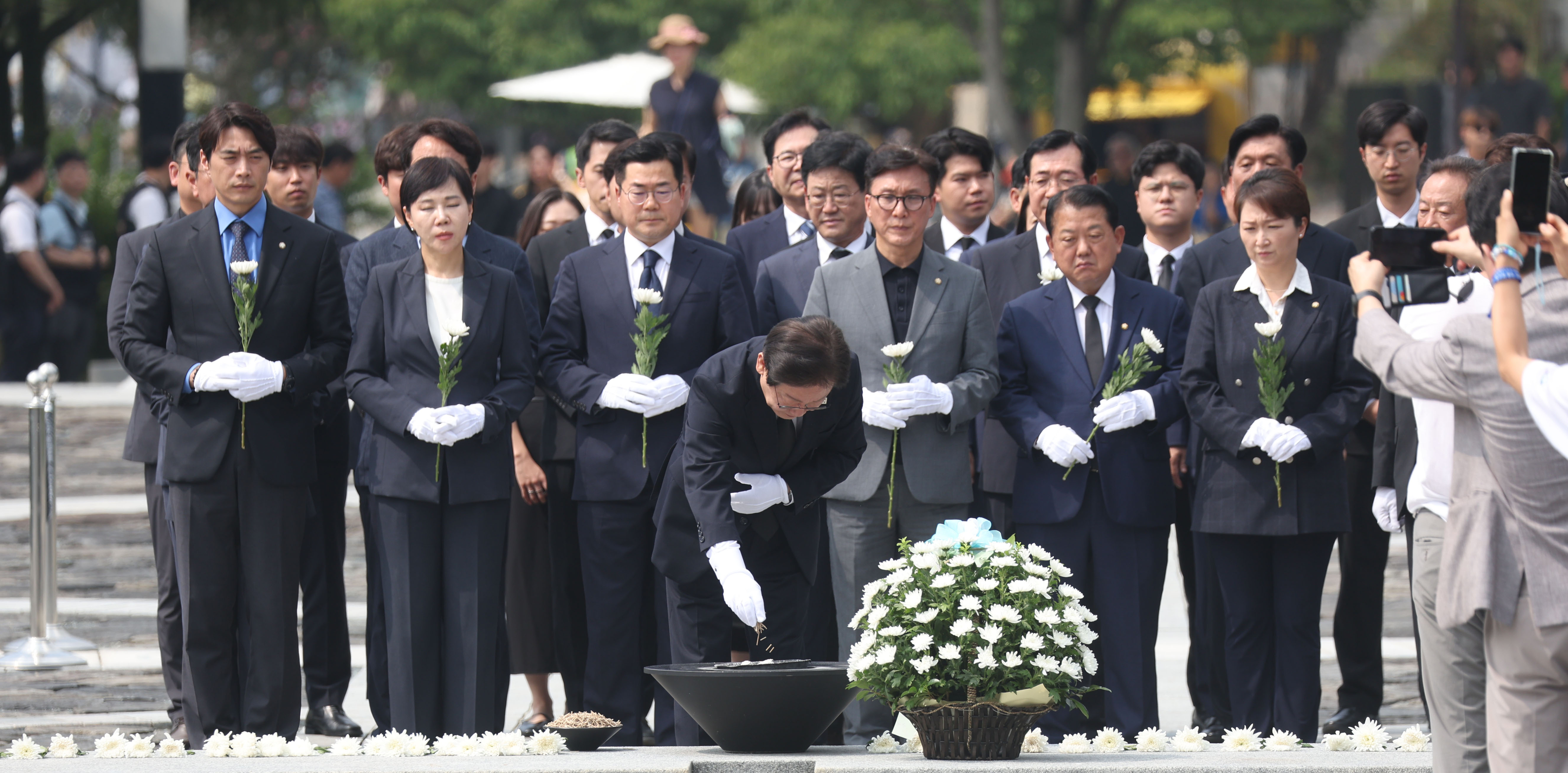 이재명 대표 등 신임 지도부, 봉하마을 참배