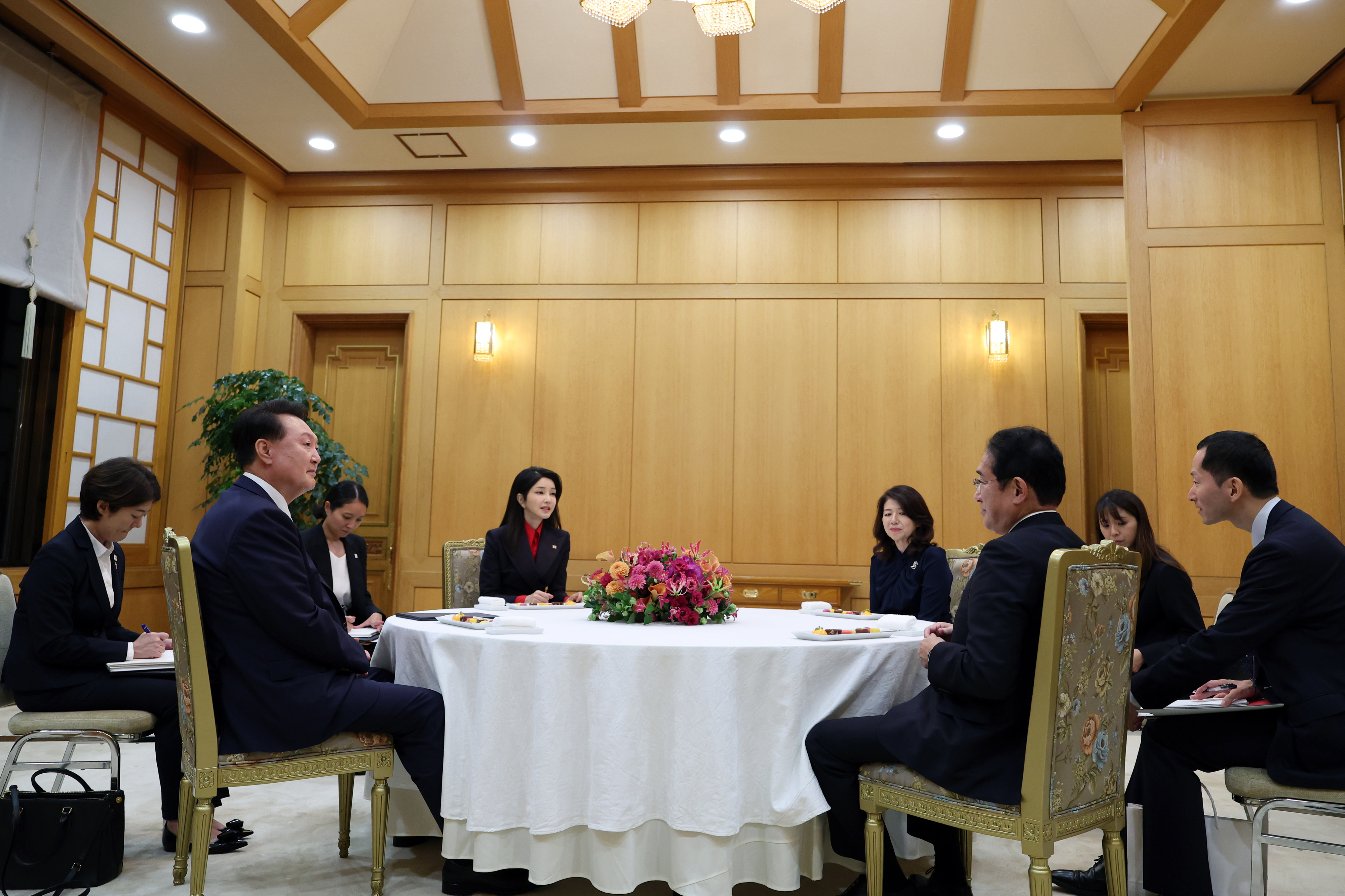 윤석열 대통령과 김건희 여사가 지난 6일 청와대 본관에서 기시다 후미오 일본 총리, 배우자 기시다 유코 여사와 차담을 나누고 있다. 기시다 총리는 1박 2일 고별 방한 일정을 마치고 7일 귀국했다. 대통령실 제공