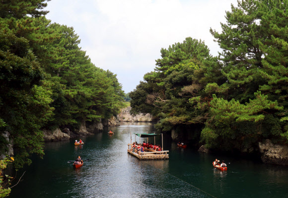 8일 제20회 쇠소깍 축제가 열린 제주 서귀포시 쇠소깍에서 관광객과 나들이객들이 카약과 제주 전통배 테우를 타며 풍경을 감상하고 있다. 2024.9.8  연합뉴스