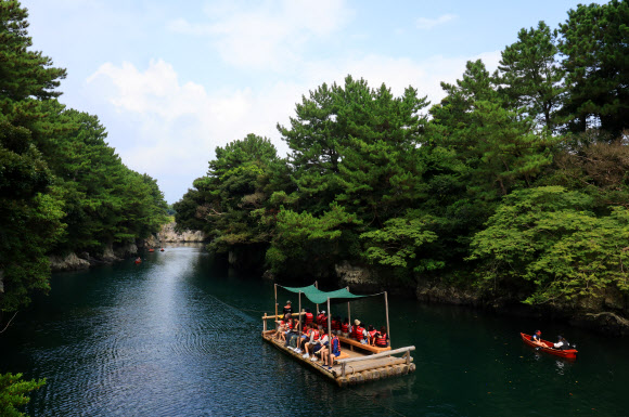 8일 제20회 쇠소깍 축제가 열린 제주 서귀포시 쇠소깍에서 관광객과 나들이객들이 카약과 제주 전통배 테우를 타며 풍경을 감상하고 있다. 2024.9.8  연합뉴스