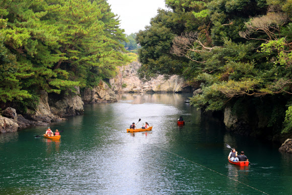 8일 제20회 쇠소깍 축제가 열린 제주 서귀포시 쇠소깍에서 관광객과 나들이객들이 카약과 제주 전통배 테우를 타며 풍경을 감상하고 있다. 2024.9.8  연합뉴스