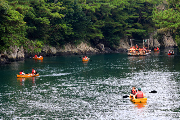 8일 제20회 쇠소깍 축제가 열린 제주 서귀포시 쇠소깍에서 관광객과 나들이객들이 카약과 제주 전통배 테우를 타며 풍경을 감상하고 있다. 2024.9.8  연합뉴스