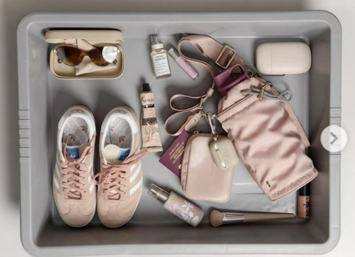 공항 보안검색대 바구니 위에 소지품들을 배열하고 사진을 찍는 이른바 ‘검색대 인증샷’이 한때 소셜미디어(SNS)에서 유행했다. 인스타그램