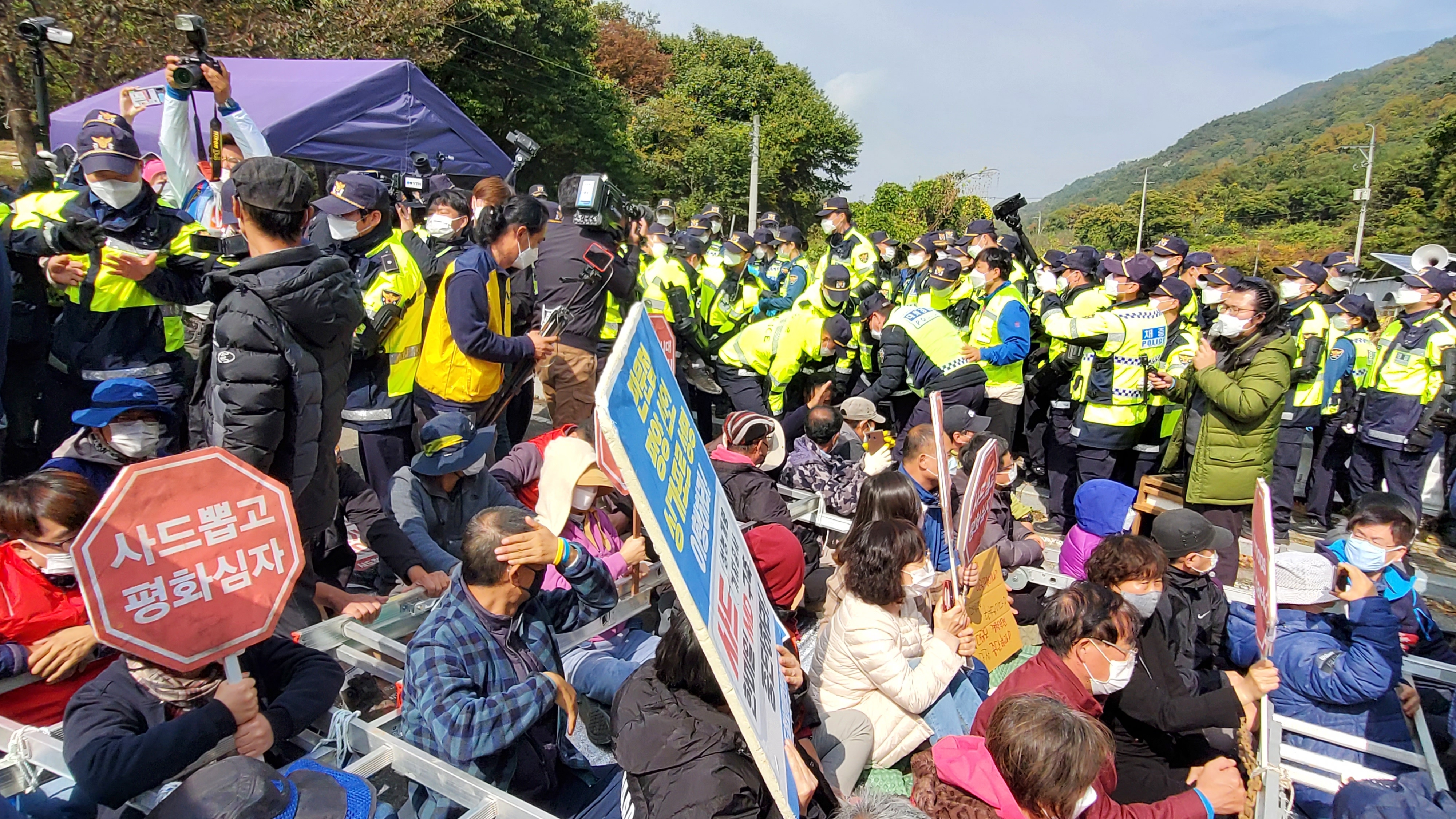 경북 성주 초전면 소성리 진밭교에서 주민과 경찰이 충돌하고 있다. 연합뉴스