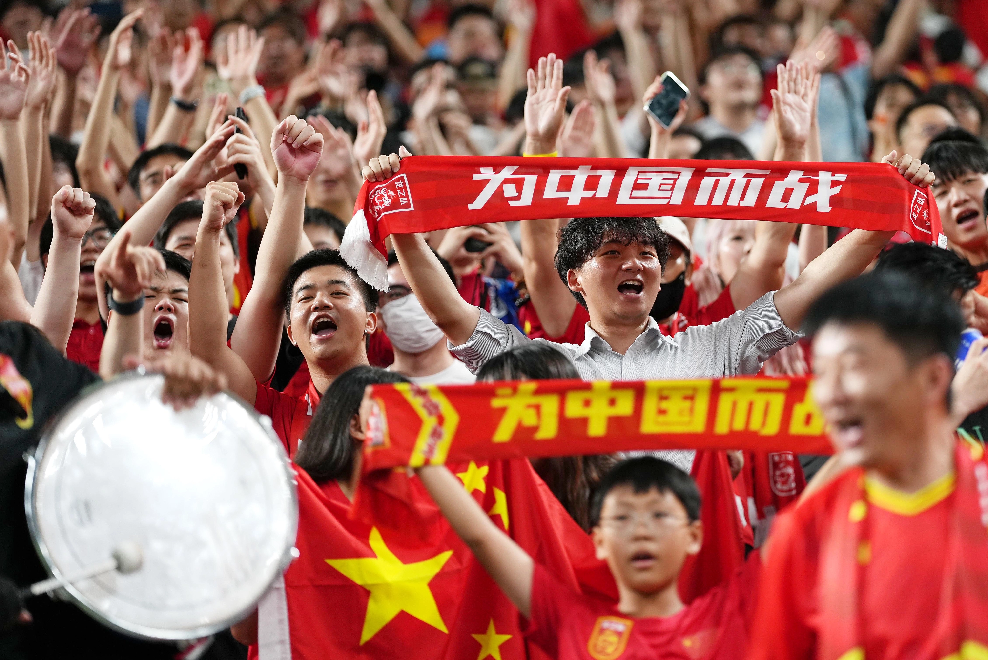 중국 팬들이 2024년 9월 5일 일본 사이타마에서 열리는 2026 FIFA 월드컵 아시아 예선 중국과 일본의 경기에 앞서 반응하고 있다. 신화 연합뉴스