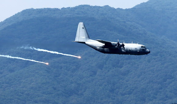 9일 오전 경기도 성남시 서울공항 인근 상공에서 C-130 수송기가 국군의날 행사 예행연습을 하고 있다. 2024.9.9. 연합뉴스
