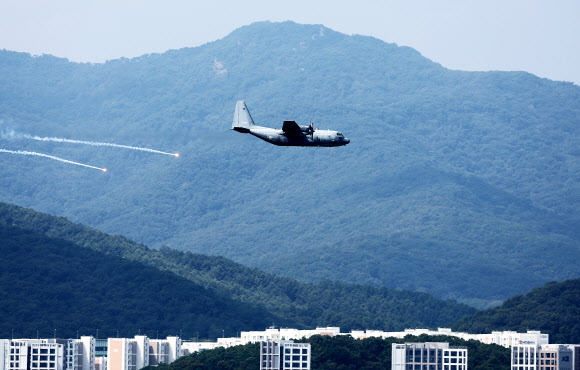 9일 오전 경기도 성남시 서울공항 인근 상공에서 C-130 수송기가 국군의날 행사 예행연습을 하고 있다. 2024.9.9. 연합뉴스