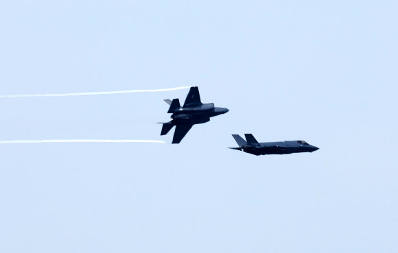 9일 오전 경기도 성남시 서울공항 인근 상공에서 F-35 전투기가 국군의날 행사 예행연습을 하고 있다. 2024.9.9. 연합뉴스