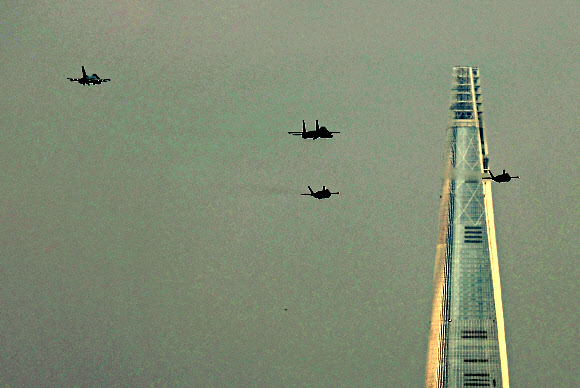 국군의 날을 앞둔 9일 오전 경기도 성남시 서울공항 상공에서 F-35, F-16, F-15K 전투기들이 국군의날 행사 예행연습을 위해 분열하고 있다. 2024.9.9. 연합뉴스