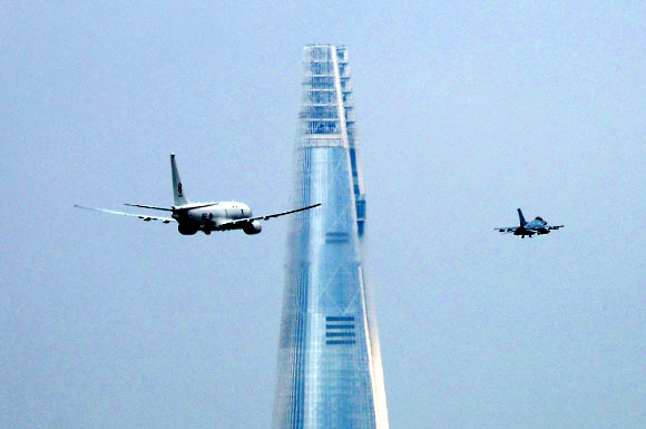 국군의 날을 앞둔 9일 오전 경기도 성남시 서울공항 상공에서 해상초계기(P-8A)가 전투기 호위를 받으며 비행하고 있다. 2024.9.9. 연합뉴스