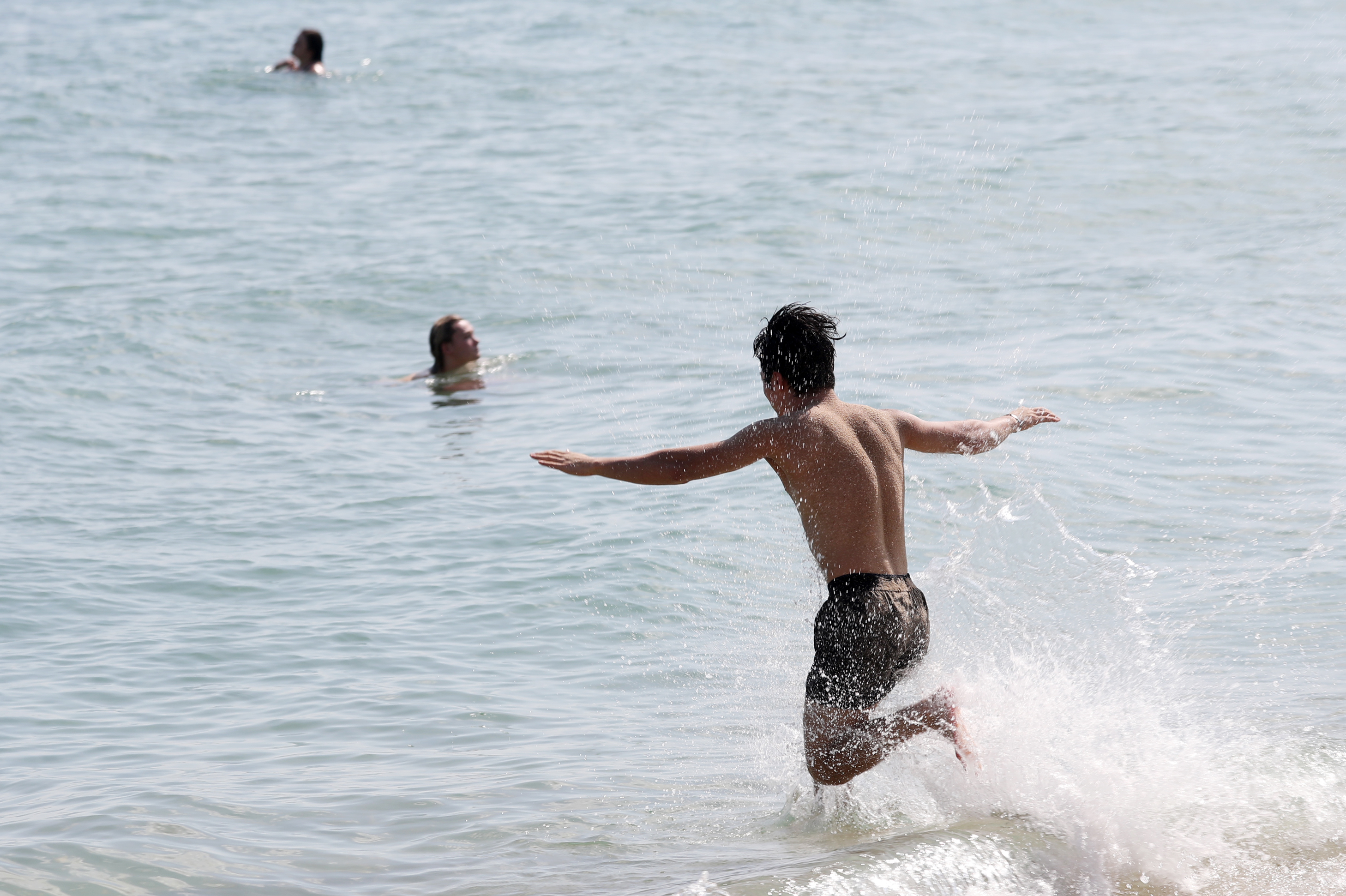 가을 늦더위가 기승을 부린 9일 오후 부산 해운대해수욕장을 찾은 관광객이 바다로 뛰어들고 있다. 2024.9.9. 뉴스1