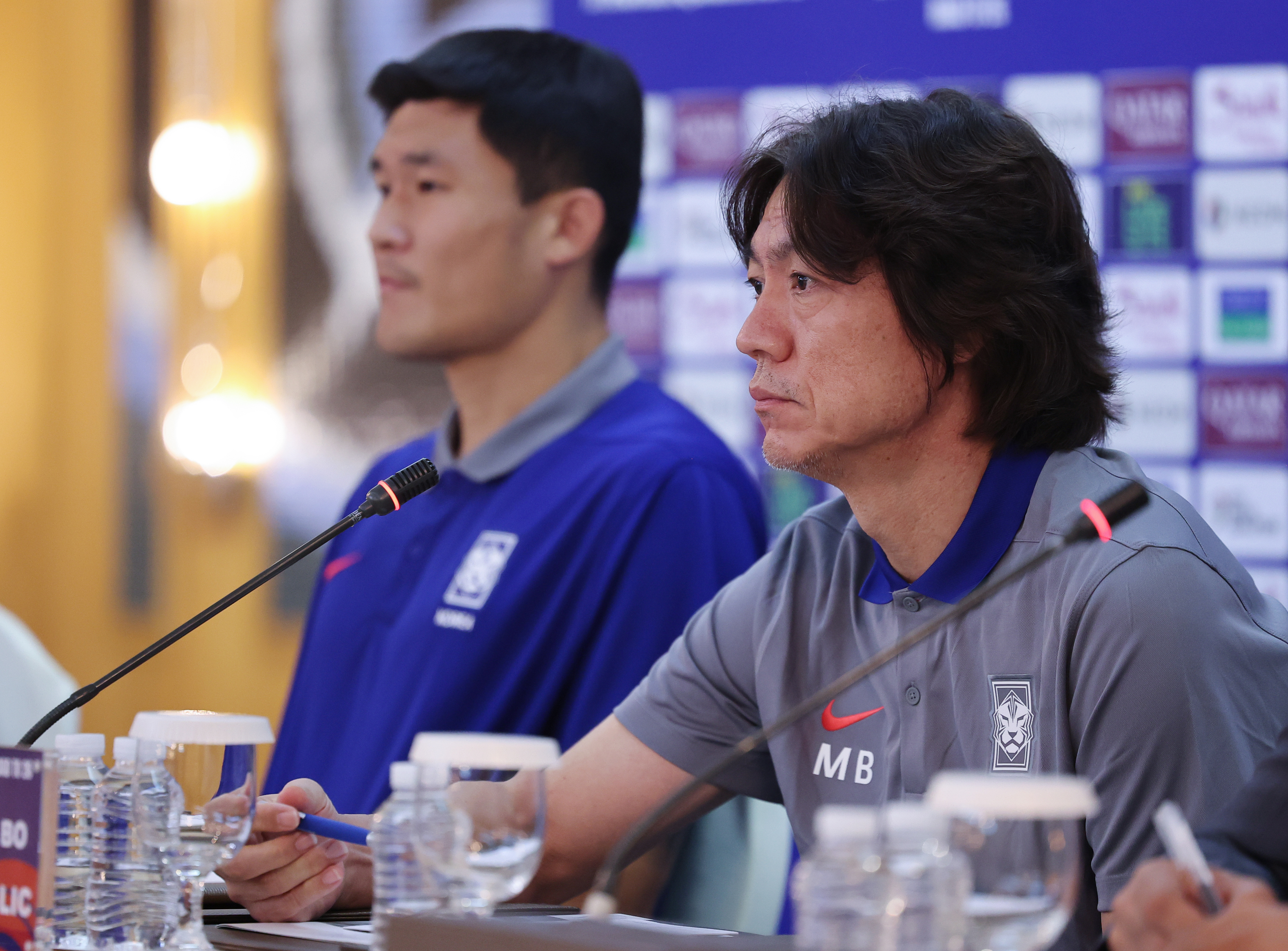 홍명보(오른쪽) 한국 축구 대표팀 감독과 김민재가 오만과의 2026 북중미월드컵 아시아 3차 예선 B조 2차전을 하루 앞둔 9일 오만 무스카트의 시티 시즌스 호텔에서 열린 기자회견에서 취재진의 질문을 받고 있다. 무스카트 연합뉴스