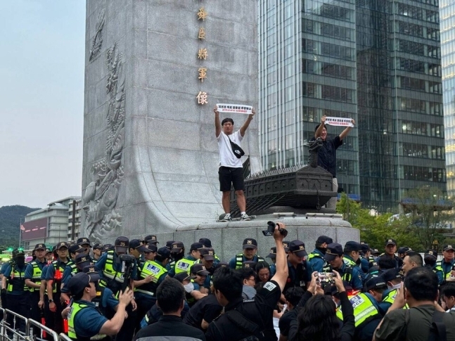 이순신 동상 위에서 기습시위하는 민주노총 조합원들. 민주노총 제공