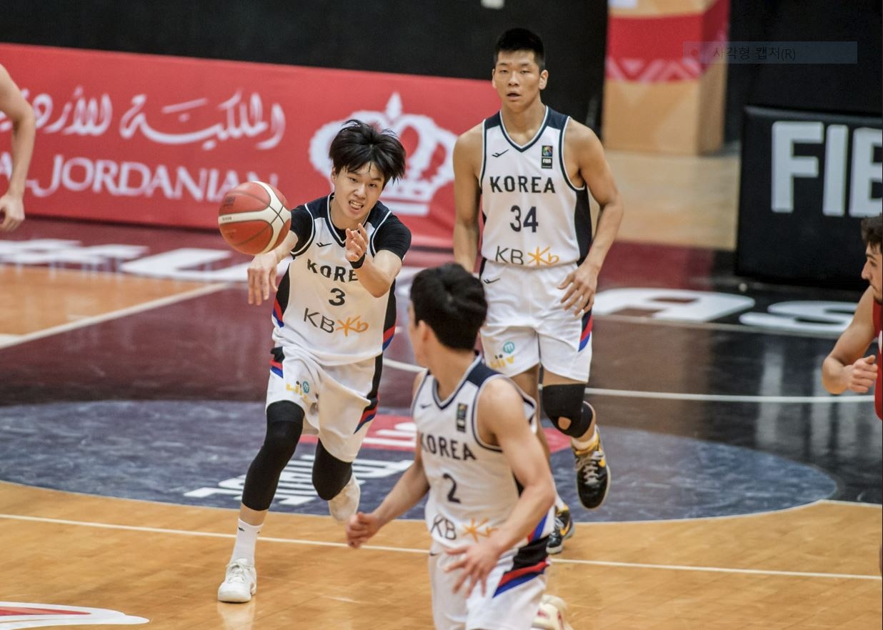 9일(현지시간) 요르단 암만에서 열린 국제농구연맹(FIBA) U18 아시아컵 대회 이란과의 경기에서 구승채(왼쪽)가 김건하(가운데)에게 패스하는 모습. FIBA 제공