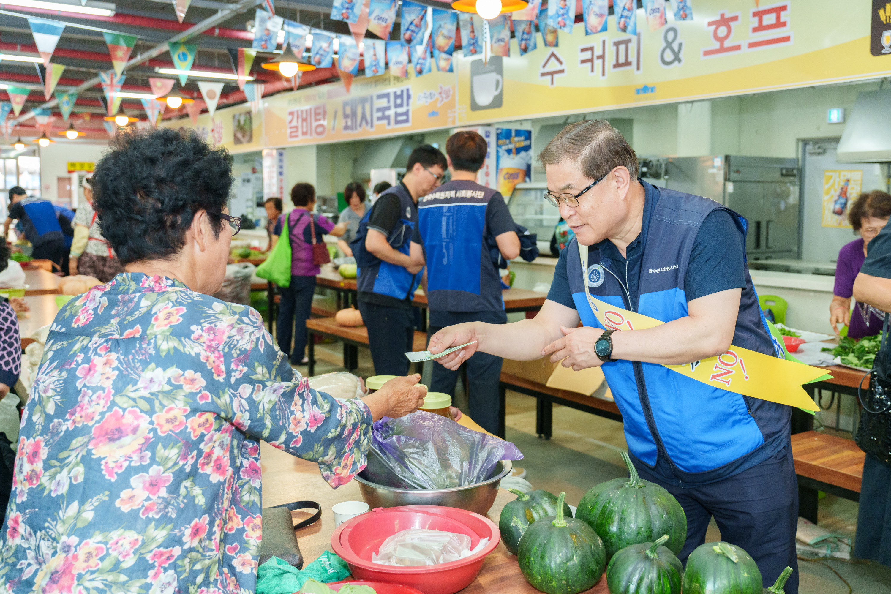 장보기 행사 중인 김한성 한국수력원자력 월성원자력본부장