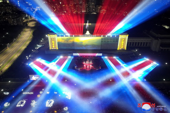 북한이 지난 9일 평양 만수대의사당 앞에서 공화국 창건 76주년 경축공연이 열렸다고 조선중앙통신이 10일 보도했다. 최룡해 최고인민회의 상임위원장을 비롯한 당?정부 간부들, 최고인민회의 대의원들, 평양시민들과 평양에 체류 중인 수해지역 주민들이 공연을 관람했다. 2024.9.10  평양 조선중앙통신·연합뉴스