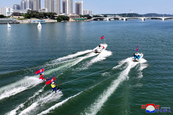 북한은 지난 9일 주체사상탑앞 대동강에서 정권수립 76주년 경축 해양체육모범출연이 진행됐다고 조선중앙통신이 10일 보도했다. 박정근 내각부총리 겸 국가계획위원회 위원장, 김수길 평양시당위원회 책임비서 등이 관람했다. 2024.9.10   평양 조선중앙통신·연합뉴스