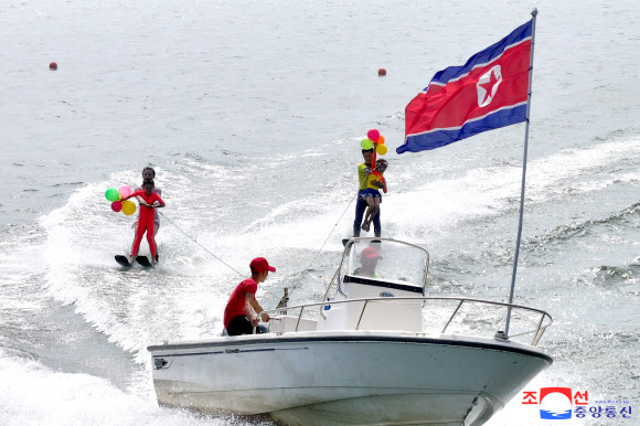 북한은 지난 9일 주체사상탑앞 대동강에서 정권수립 76주년 경축 해양체육모범출연이 진행됐다고 조선중앙통신이 10일 보도했다. 박정근 내각부총리 겸 국가계획위원회 위원장, 김수길 평양시당위원회 책임비서 등이 관람했다. 2024.9.10  평양 조선중앙통신·연합뉴스
