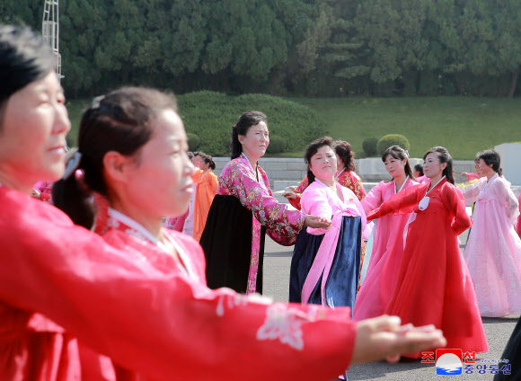 북한이 지난 9일 정권수립 76주년 경축 여맹일꾼과 여맹원들의 무도회가 개선문광장에서 진행됐다고 조선중앙통신이 10일 보도했다. 2024.9.10  평양 조선중앙통신·연합뉴스