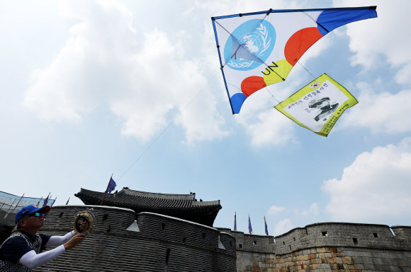 10일 오후 경기도 수원시 세계문화유산 화성(華城) 창룡문에서 한국연연맹 회원들이 제74주년 인천상륙작전 전승기념일(9월15일)을 기념하며 연을 날리고 있다. 2024.9.10  연합뉴스