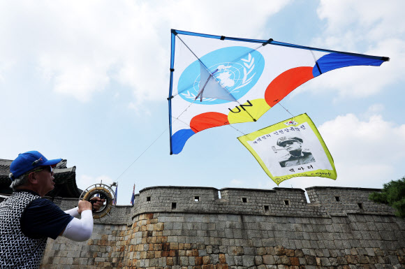 10일 오후 경기도 수원시 세계문화유산 화성(華城) 창룡문에서 한국연연맹 회원들이 제74주년 인천상륙작전 전승기념일(9월15일)을 기념하며 연을 날리고 있다. 2024.9.10  연합뉴스