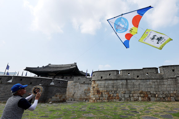 10일 오후 경기도 수원시 세계문화유산 화성(華城) 창룡문에서 한국연연맹 회원들이 제74주년 인천상륙작전 전승기념일(9월15일)을 기념하며 연을 날리고 있다. 2024.9.10  연합뉴스